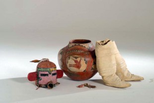 Mocassins bottes de femme, fétiche, poterie et masques Pueblos circa 1890