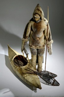 Tenue Inuit complète avec Kayak côtier de l’Alaska fin XIX ème